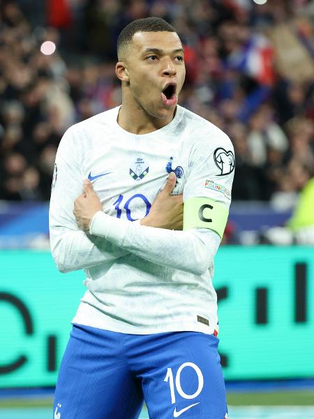 Kylian Mbappé celebra gol pela França contra a Holanda nas Eliminatórias para a Euro 2024 - Jean Catuffe/Getty Images