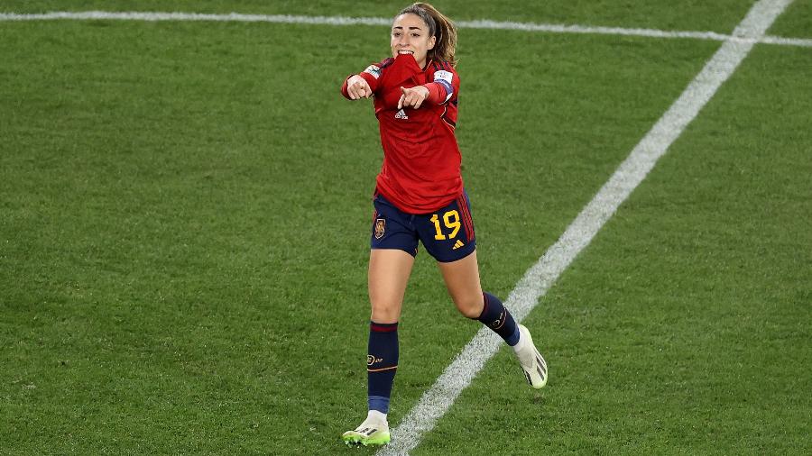 Carmona, da Espanha, comemora gol contra a Inglaterra pela Copa do Mundo feminina e faz homenagem a mãe de amiga
