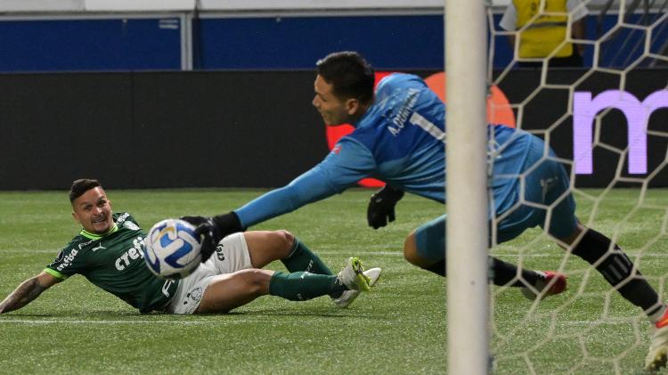 Artur remata el gol de Quintana en el partido Palmeiras vs Deportivo Pereira por la Libertadores