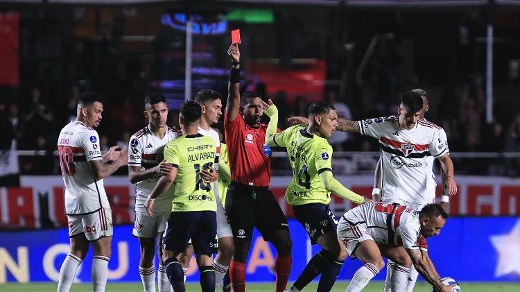 Alvarado, da LDU, é expulso pelo árbitro Alexis Herrera durante jogo contra o São Paulo