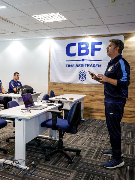 Árbitros recebem instrução de Péricles Bassols no Centro de Excelência da Arbitragem