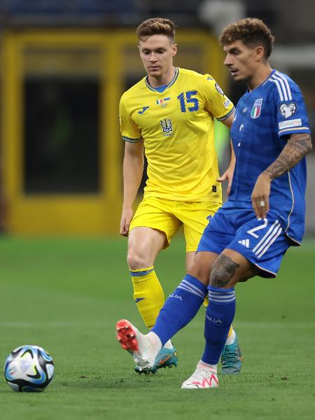 Giovanni Di Lorenzo, da Itália, e Viktor Tsygankov, da Ucrânia, durante as Eliminatórias da Euro 2024 