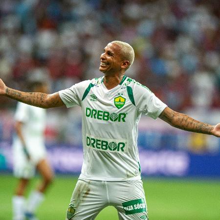 Deyverson, do Cuiabá, comemora gol contra o Bahia pelo Campeonato Brasileiro