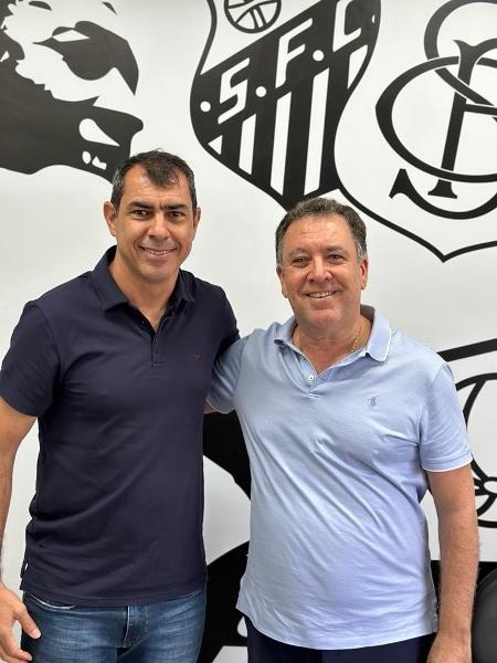 Fábio Carille, novo técnico do Santos, ao lado do presidente do clube Marcelo Teixeira