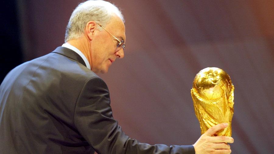 Franz Beckenbauer com a taça da Copa do Mundo em 2006