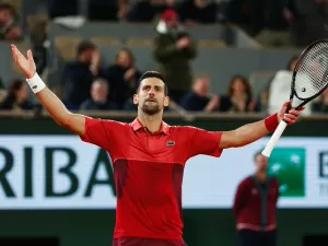 Djokovic vira jogão de cinco sets e vai às oitavas às 3h da manhã em Paris
