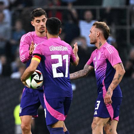 HAvertz celebra com os companheiros o gol marcado contra a Grécia em amistoso