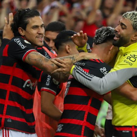 Jogadores do Flamengo comemoram gol marcado contra o Grêmio pelo Brasileirão