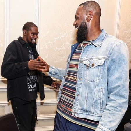 LeBron James e Kevin Durant durante encontro da seleção de basquete masculino dos EUA - Reprodução