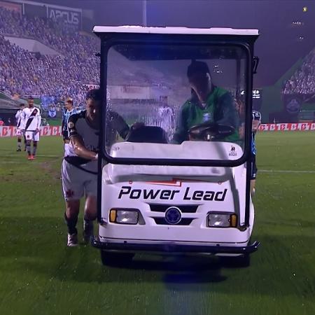 Carrinho-maca atola em gramado durante Vasco x Grêmio