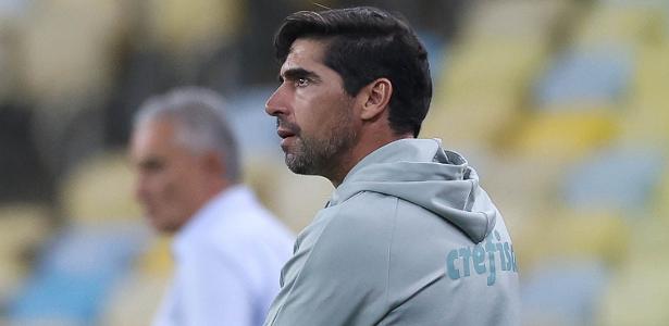 Escalação de Abel gera polêmica entre jogadores do Palmeiras antes de clássico.