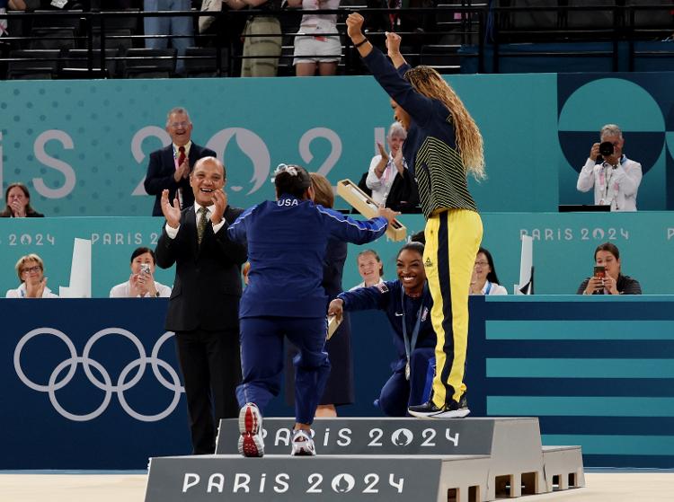 Simone Biles e Jordan Chiles reverenciaram Rebeca Andrade no pódio do solo nas Olimpíadas de Paris