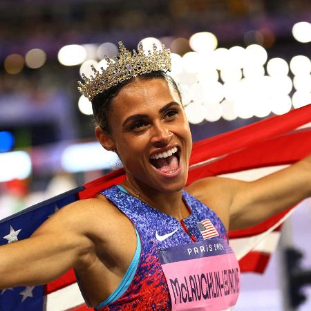 Sydney McLaughlin-Levrone festeja após ganhar o ouro e cravar o novo recorde mundial - Kai Pfaffenbach/REUTERS