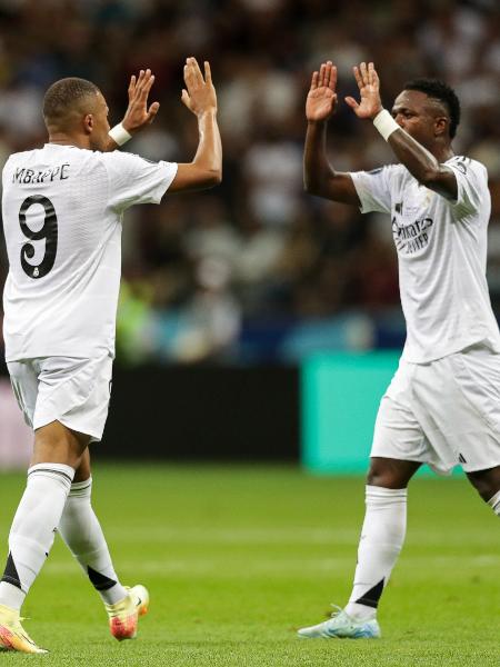 Mbappé e Vinicius Jr, do Real Madrid, em jogo contra a Atalanta pela Supercopa da Uefa