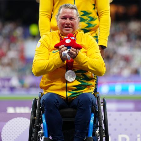 Beth Gomes com a medalha de prata do arremesso de peso F53 das Paralimpíadas de Paris