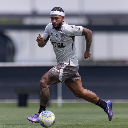 Memphis Depay em ação durante treino do Corinthians