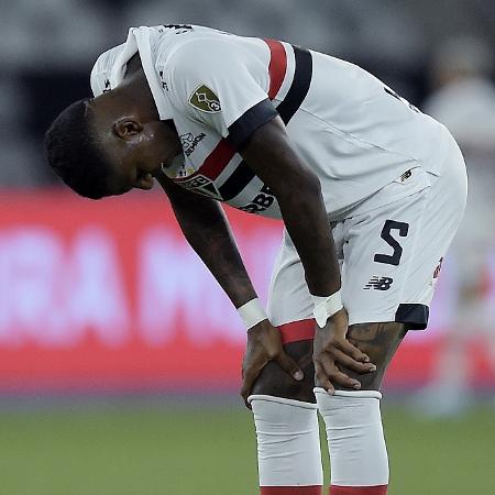 Arboleda se lamenta durante jogo entre Botafogo e São Paulo pela Libertadores