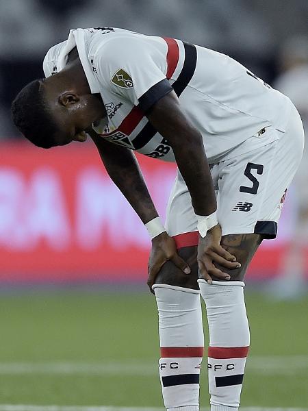 Arboleda se lamenta durante jogo entre Botafogo e São Paulo pela Libertadores