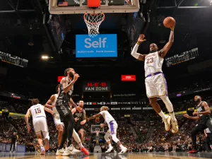 LeBron James quebra recorde e Lakers superam Spurs