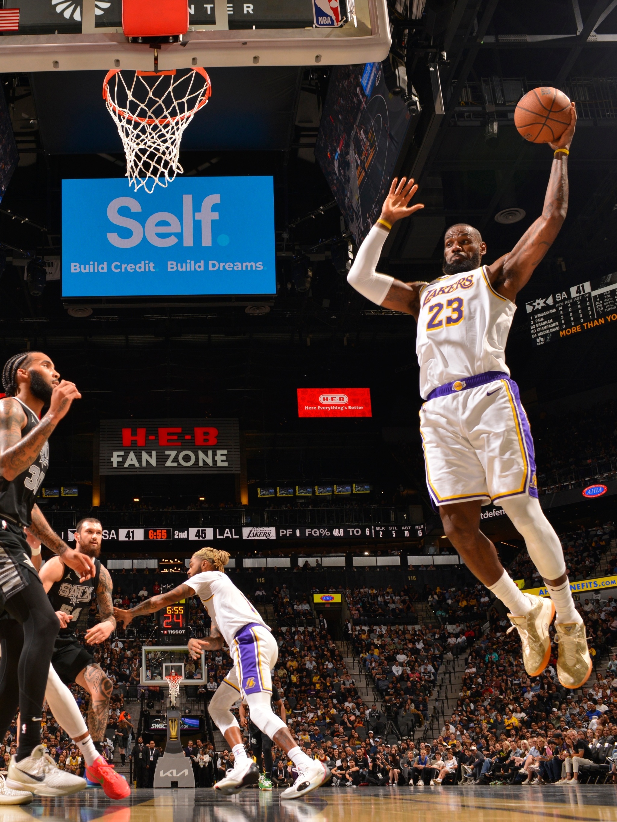 LeBron James quebra recorde e Lakers superam Spurs