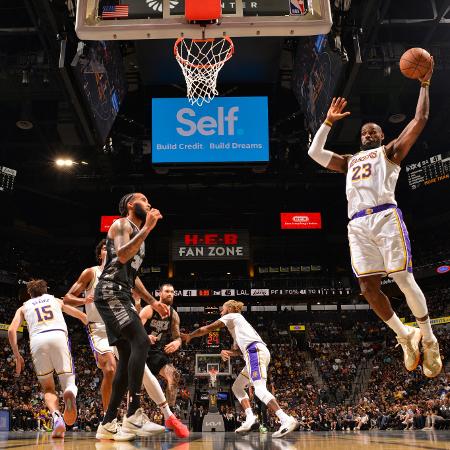 LeBron James, do Los Angeles Lakers, salta para fazer a cesta durante jogo contra o San Antonio Spurs