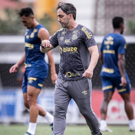 Leandro Zago, técnico interino do Santos, durante treino no CT Rei Pelé