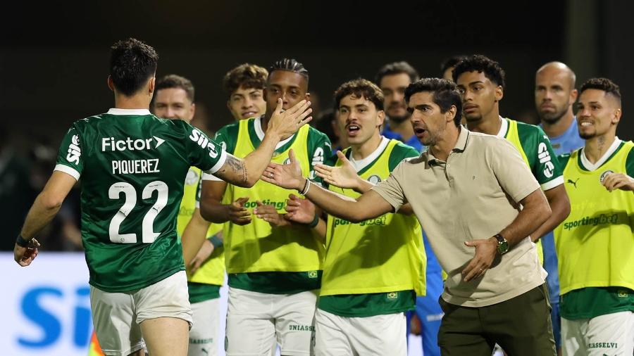 Jogadores do Palmeiras celebram com Abel Ferreira durante clássico com o Corinthians, pelo Brasileirão, na Arena Barueri Jogadores do Palmeiras celebram com Abel Ferreira durante clássico com o Corinthians, pelo Brasileirão, na Arena Barueri