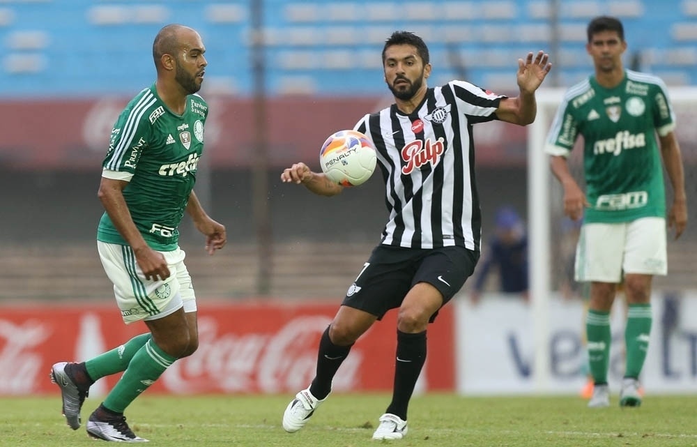 Alecsandro domina a bola durante o amistoso entre Palmeiras e Libertad, no Uruguai - Cesar Greco/Ag Palmeiras