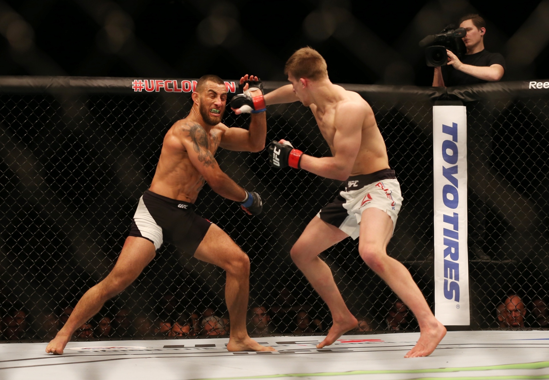 O inglês Arnold Allen fura a guarda e acerta golpe em Yaotzin Meza, no card preliminar - Matthew Childs / REUTERS