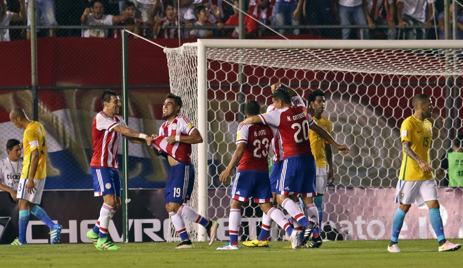 Paraguaios comemoram gol contra o Brasil marcado por Dario Lezcano - AFP PHOTO / NORBERTO DUARTE