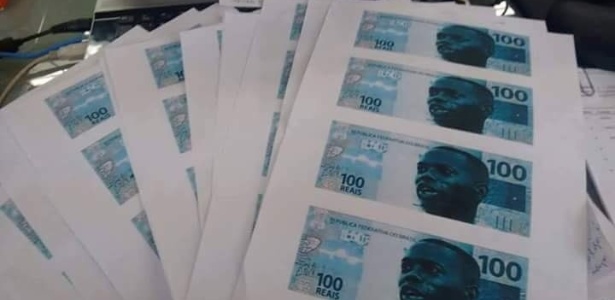 Robinho estampa notas de R$ 100 feitas pela torcida do Santos - Reprodução/Twitter