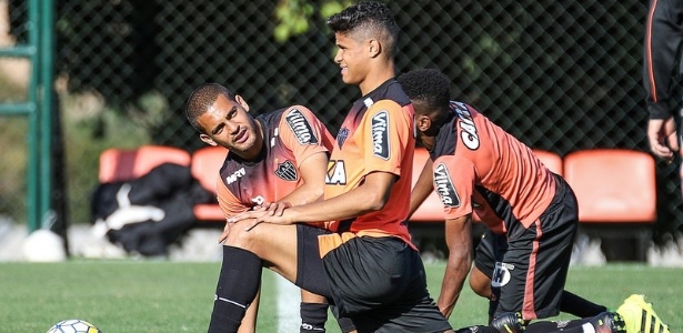 Clayton (esquerda) e Douglas Santos (direita) foram dois dos jogadores do Atlético-MG sondados por clubes estrangeiros - Bruno Cantini/Clube Atlético Mineiro