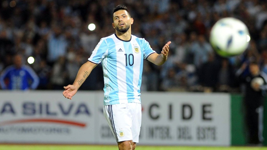Agüero reage após perder pênalti durante a partida entre Argentina e Paraguai - Xinhua/Laura Lescano/TELAM