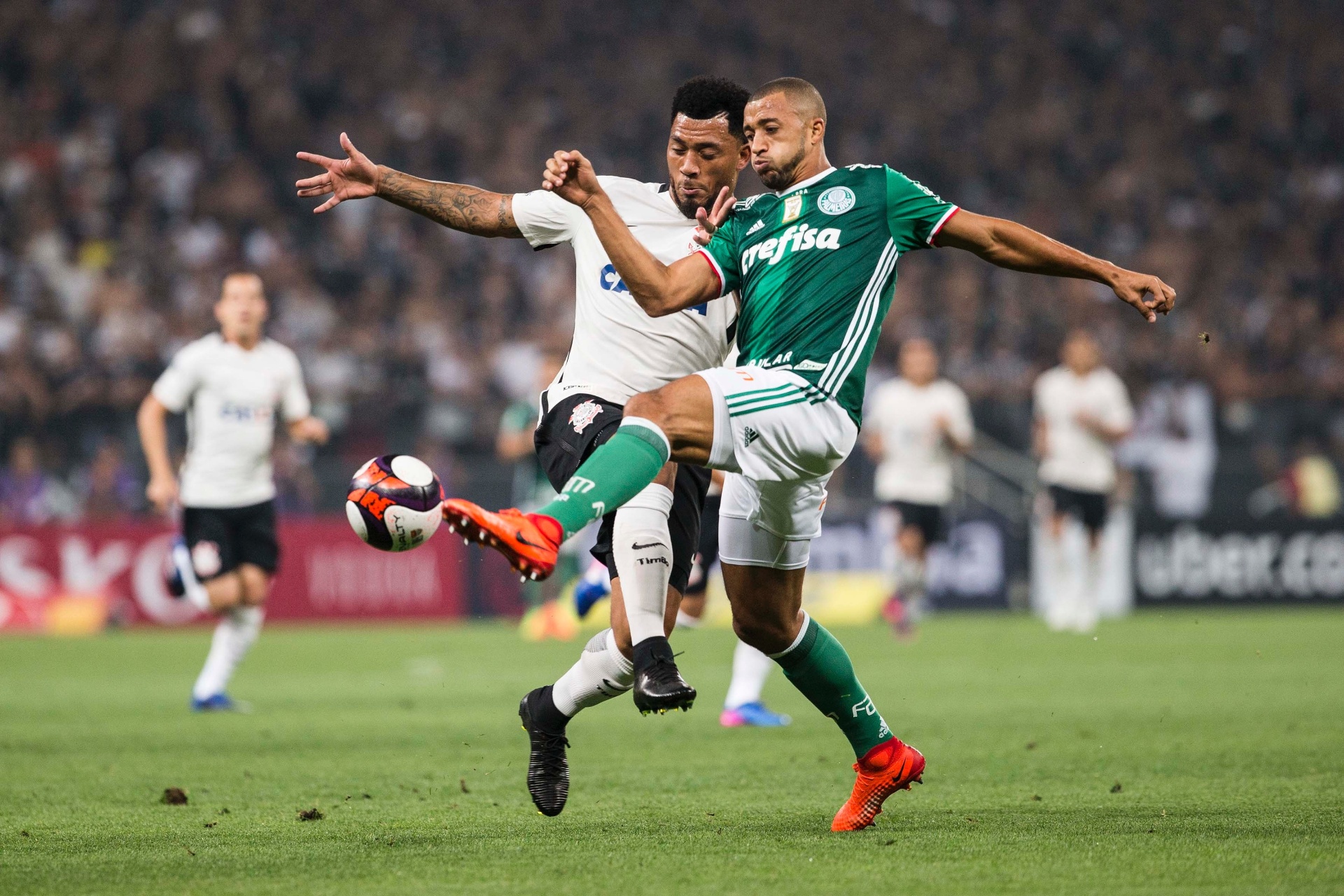 Vitor Hugo, do Palmeiras, e Kazim, do Corinthians, disputam jogada - Eduardo Knapp/Folhapress