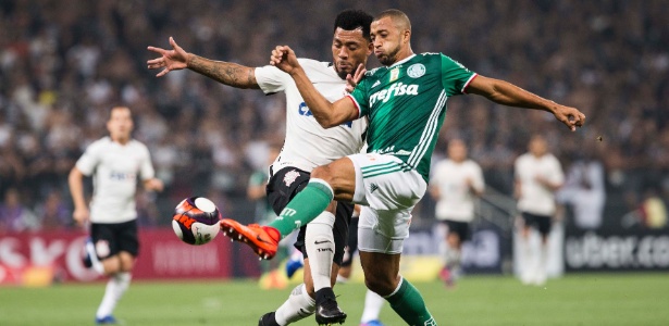 Vitor Hugo em ação no clássico entre Palmeiras e Corinthians - Eduardo Knapp/Folhapress
