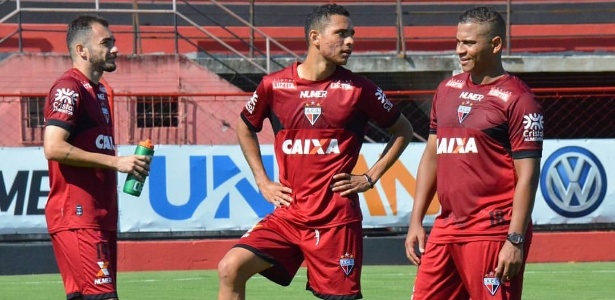 Walter (dir.) durante treino do Atlético-GO no início do mês junho - Divulgação/Atlético-GO