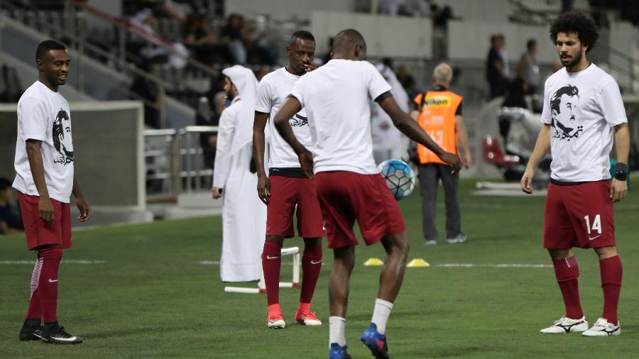 Jogadores da seleção do Qatar vestem camisetas com imagens do Emir Sheikh Tamim Bin Hamad Al-Thani antes de partida contra a Coreia do Sul pelas eliminatórias para a Copa do Mundo de 2018 - Ibraheem Al Omari/Reuters