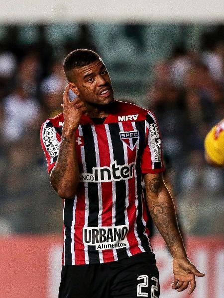 Junior Tavares reclama com a arbitragem durante a partida entre Santos e São Paulo