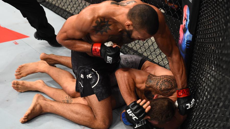 Thiago Marreta nocauteia Jack Hermansson no UFC São Paulo - Josh Hedges/Zuffa LLC/Zuffa LLC via Getty Images