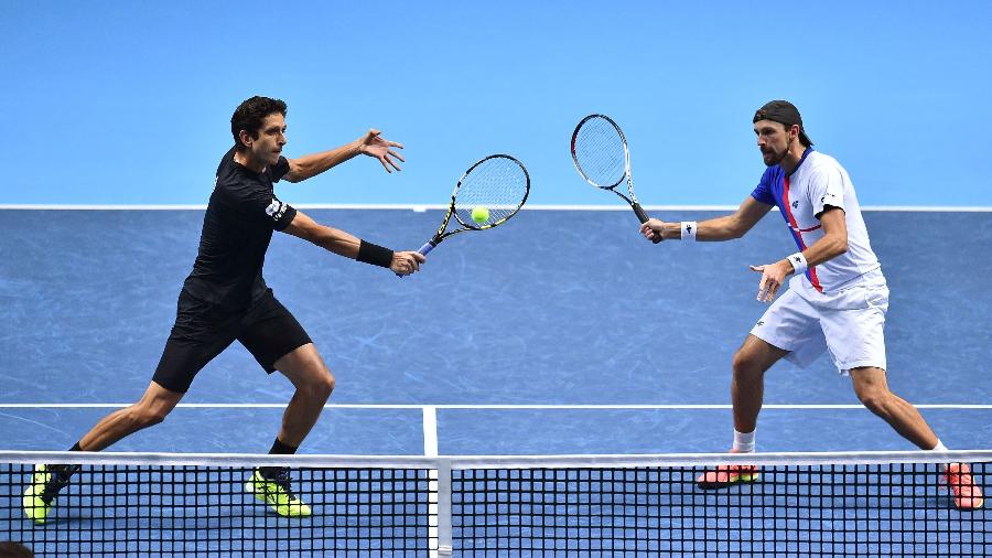 Marcelo Melo e Lucasz Kubot em ação no ATP Finals, em Londres - AFP PHOTO/Glyn KIRK