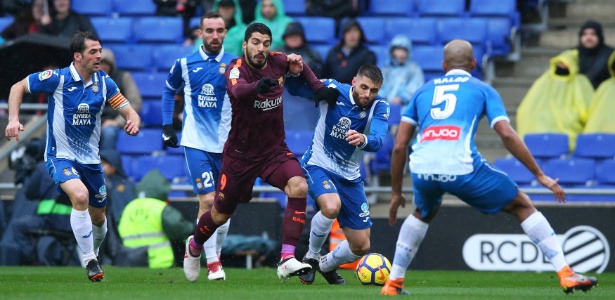 O atacante Suárez tenta ganhar uma bola para o Barcelona - REUTERS - REUTERS