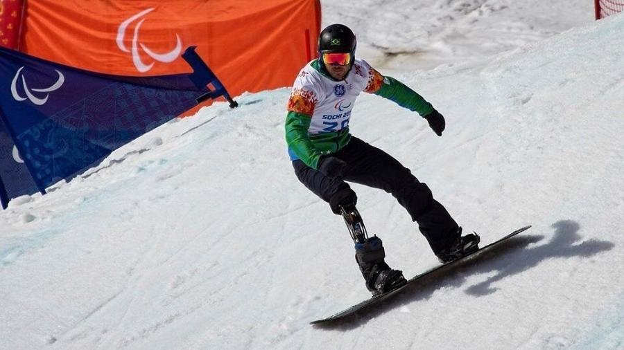 André Cintra com prótese especial de snowboard comprada pelo correio - Divulgação 