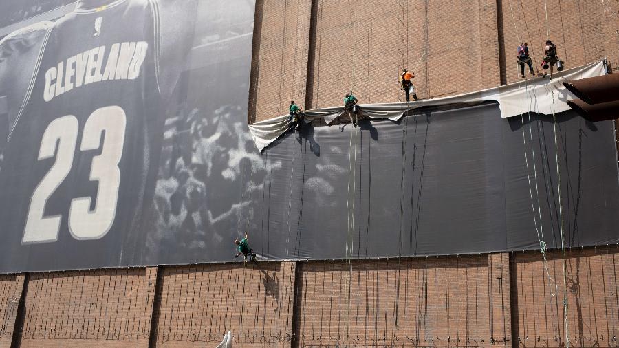 Funcionários removem banner de LeBron James de construção em Cleveland - Angelo Merendino/Getty Images/AFP