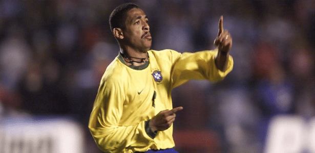 Vampeta comemora gol contra a Argentina em 2000, no Morumbi