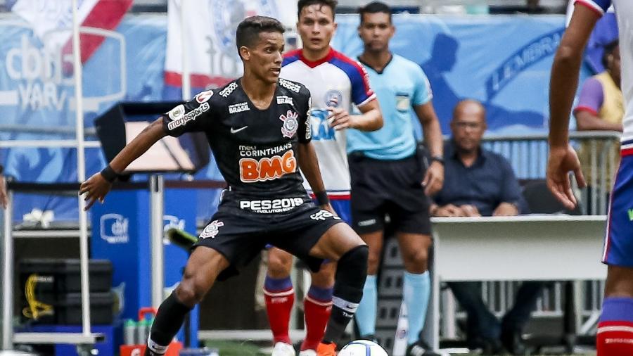 Pedrinho encara a marcação do Bahia durante a estreia do Corinthians no Brasileirão 2019 - Rodrigo Gazzanel/Ag. Corinthians