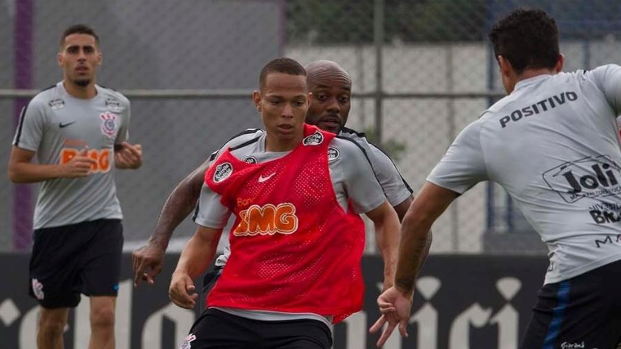 Janderson tenta escapar da marcação de Vagner Love durante treino do Corinthians no CT Joaquim Grava - Daniel Augusto Jr/Ag. Corinthians