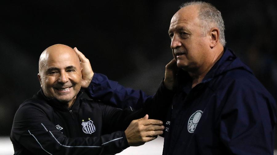 Sampaoli e Felipão se cumprimentam antes da partida entre Palmeiras e Santos pelo Campeonato Brasileiro - Daniel Vorley/AGIF
