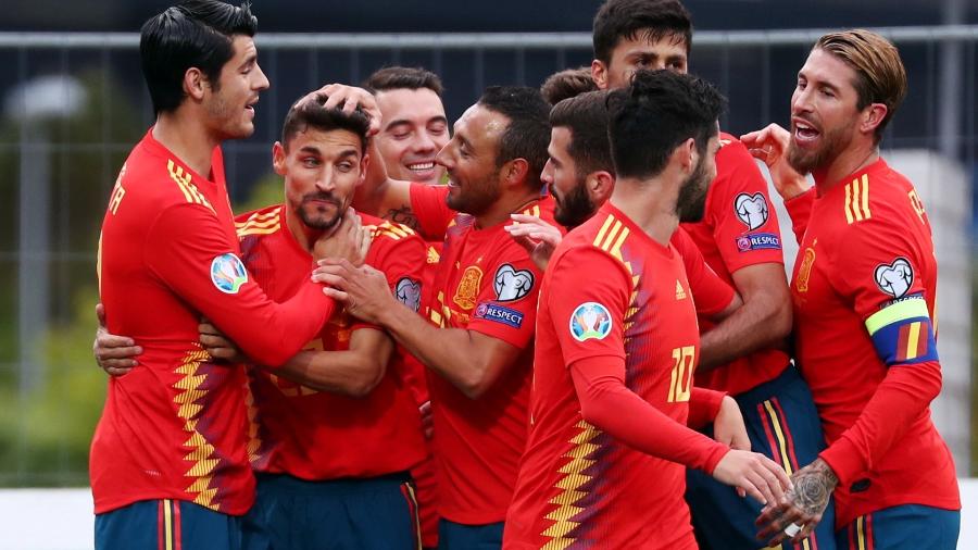 Espanha comemora gol contra as Ilhas Faroe nas Eliminatórias da Euro - SERGIO PEREZ/REUTERS