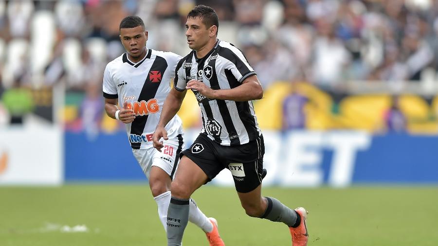 Diego Souza conduz a bola sob olhares de Yan Sasse em Botafogo x Vasco, pelo primeiro turno do Brasileiro 2019 -  Thiago Ribeiro