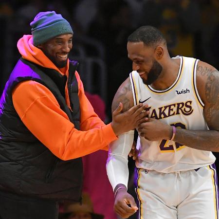 LeBron James e Kobe Bryant conversam durante jogo dos Lakers em dezembro de 2019 -  John McCoy/Getty Images